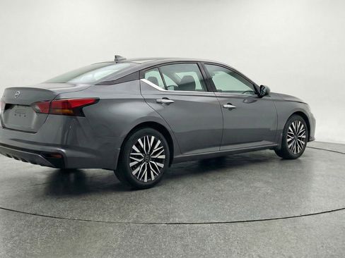 Used 2025 Nissan Altima 2.5 SV image 9