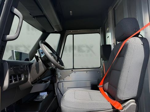 Used 2024 Chevrolet Brightdrop 400 w/ Commercial Equipment Package AWD/4WD image 9