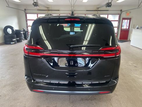 New 2026 Chrysler Pacifica Select image 12