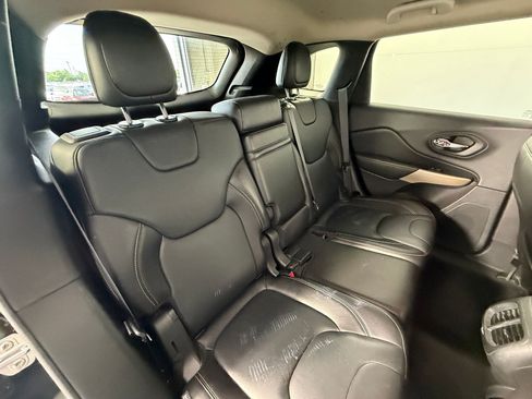 Used 2018 Jeep Cherokee Limited w/ Technology Group AWD/4WD image 32