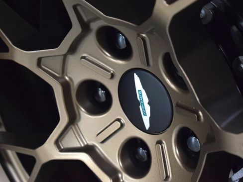 Used 2025 Aston Martin Vanquish image 18