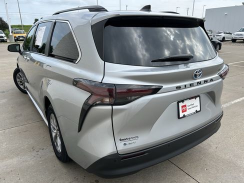 Certified 2025 Toyota Sienna XLE FWD image 4