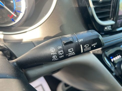 Used 2021 Chrysler Pacifica Touring-L image 15