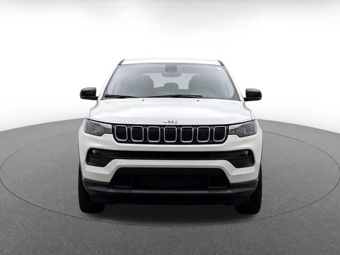 Used 2025 Jeep Compass Latitude AWD/4WD image 2