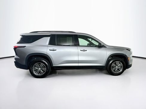 Used 2025 Chevrolet Traverse LT FWD image 10