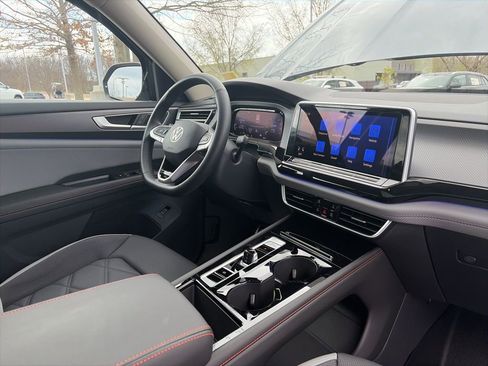 Used 2025 Volkswagen Atlas Peak Edition SE AWD/4WD image 31