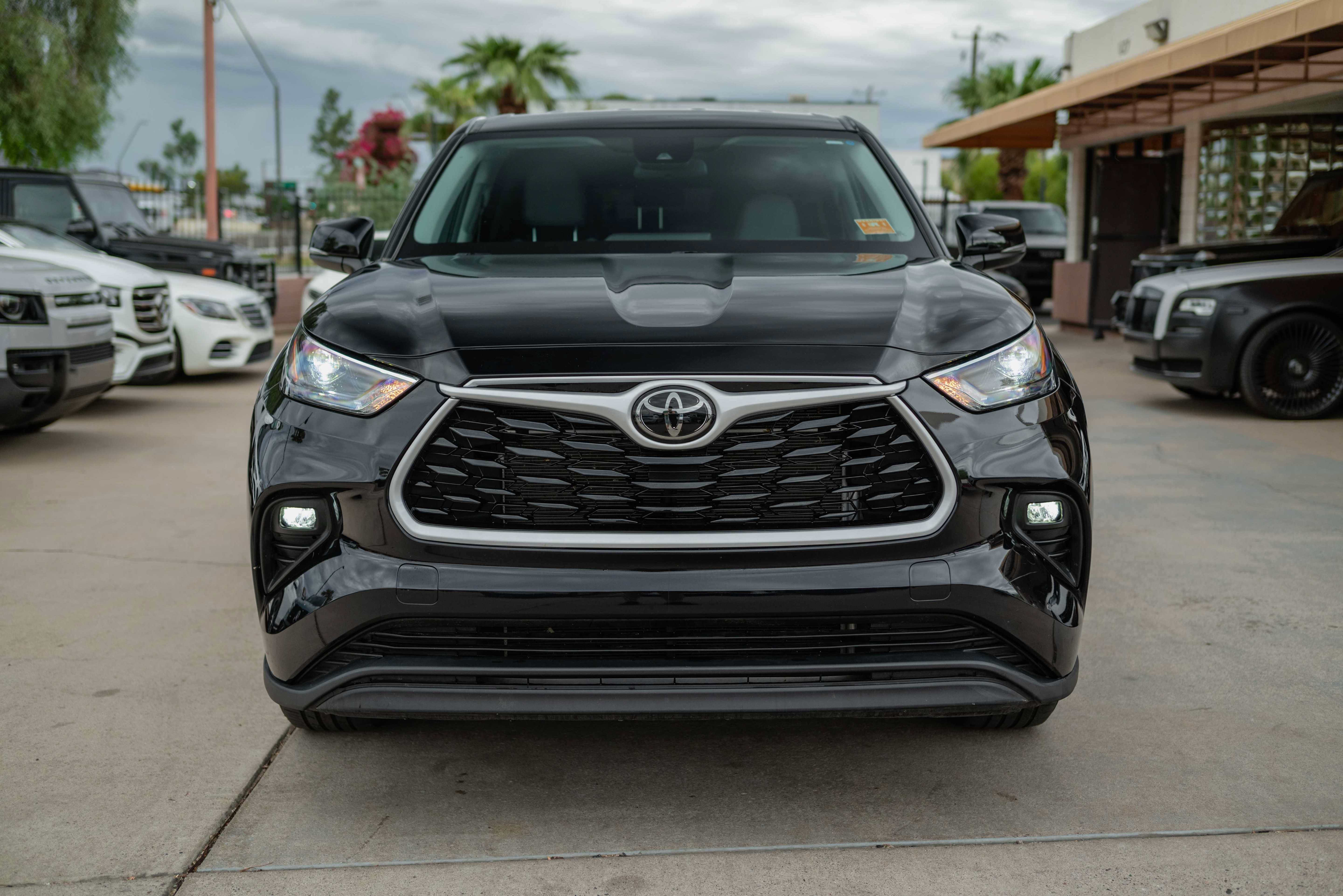 Used 2024 Toyota Highlander LE FWD image 2