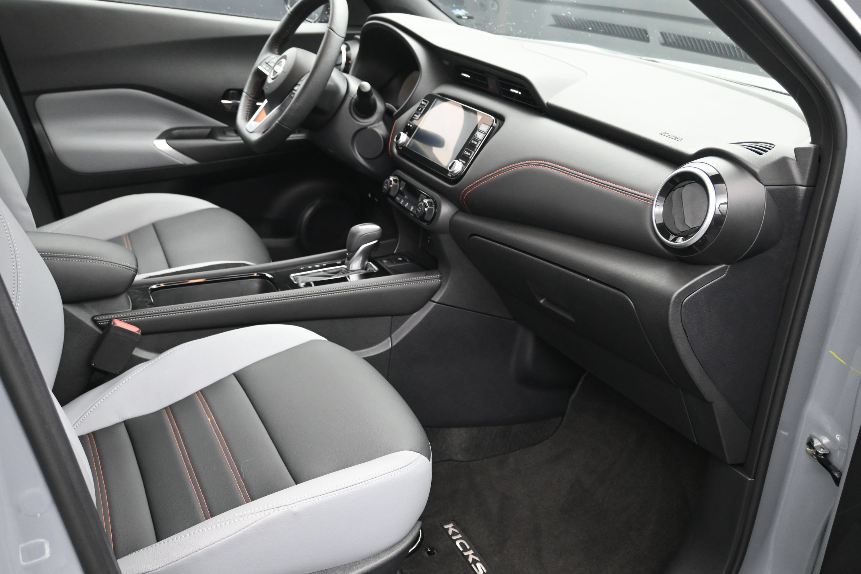 Used 2024 Nissan Kicks SR w/ SR Premium Package FWD image 11