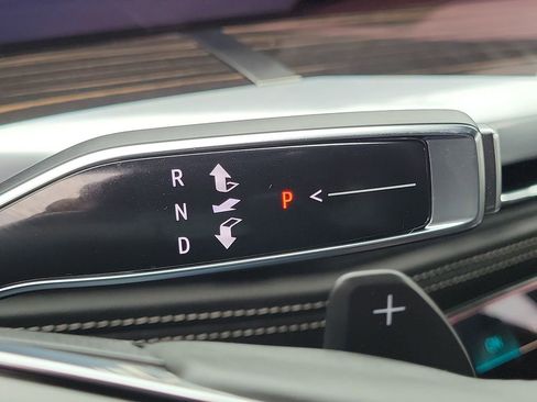 Used 2025 Cadillac Escalade ESV Premium Luxury image 15