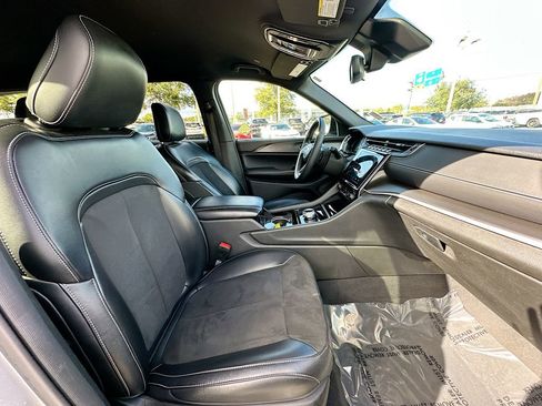 Used 2023 Jeep Grand Cherokee L Laredo image 27