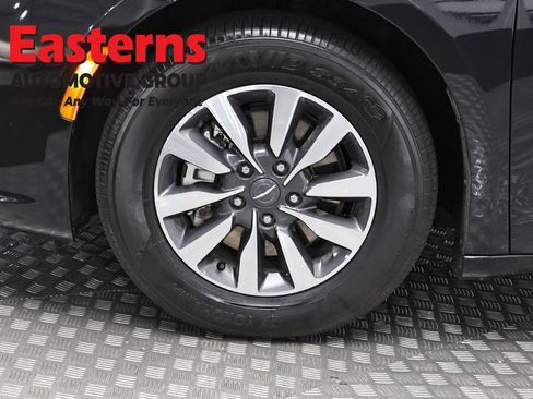 Used 2023 Chrysler Pacifica Limited FWD image 35
