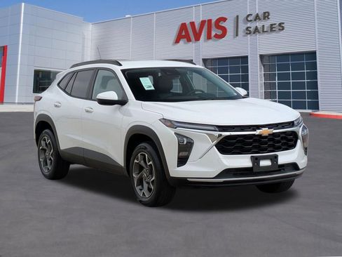 Used 2025 Chevrolet Trax LT w/ LT Convenience Package FWD image 3