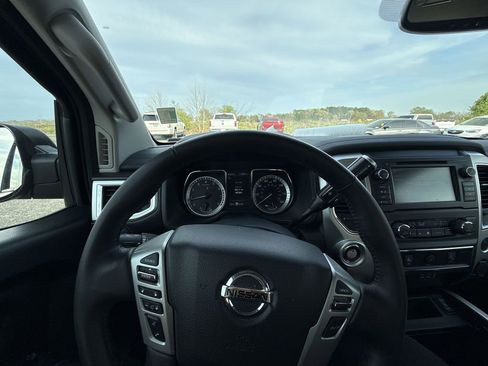 Used 2019 Nissan Titan SV w/ SV Convenience Package image 17