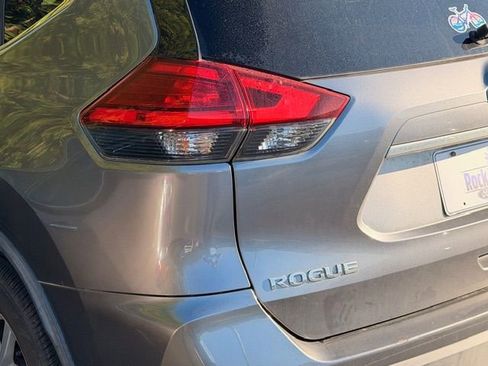 Used 2017 Nissan Rogue SV w/ SV Premium Package image 10