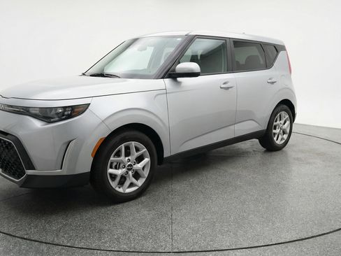 Used 2025 Kia Soul LX w/ LX Technology Package FWD image 3