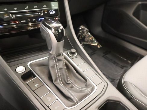 Certified 2025 Volkswagen Jetta SE w/ Sunroof Package FWD image 10