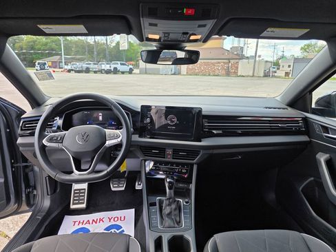 Used 2025 Volkswagen Jetta Sport image 15