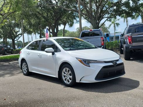 Used 2025 Toyota Corolla LE FWD image 2