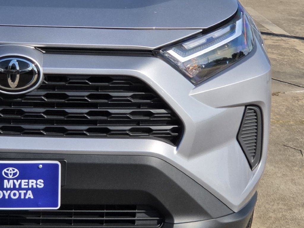 Used 2025 Toyota RAV4 XLE FWD image 4