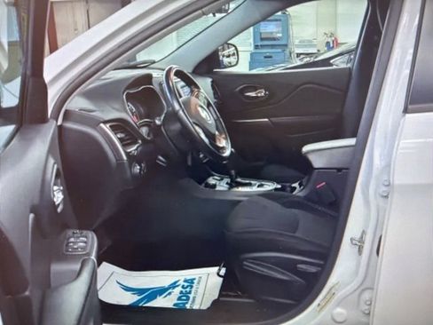 Used 2020 Jeep Cherokee Latitude w/ Cold Weather Group image 7