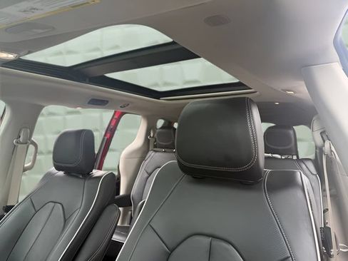 Certified 2024 Chrysler Pacifica Limited FWD image 30