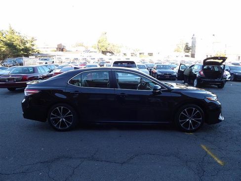 Used 2020 Toyota Camry SE w/ Sunroof Package image 8