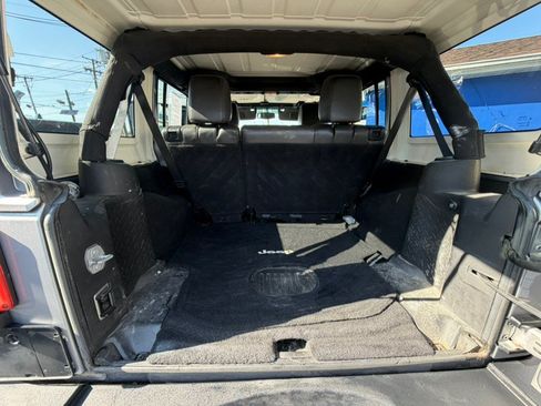 Used 2015 Jeep Wrangler Unlimited Rubicon w/ Connectivity Group AWD/4WD image 12
