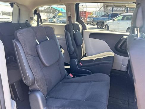 Used 2019 Dodge Grand Caravan SE w/ UConnect Hands-Free Group FWD image 18