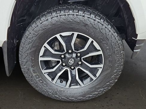 Used 2023 Toyota Tacoma TRD Sport w/ Technology Package image 9