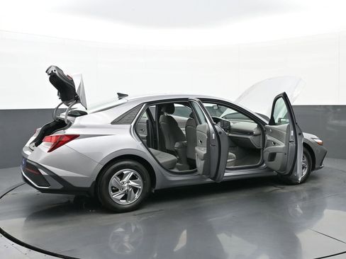 Certified 2025 Hyundai Elantra SE image 48