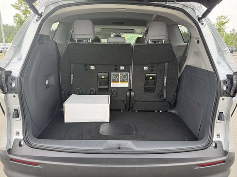 Used 2024 Toyota Sienna XLE FWD image 32