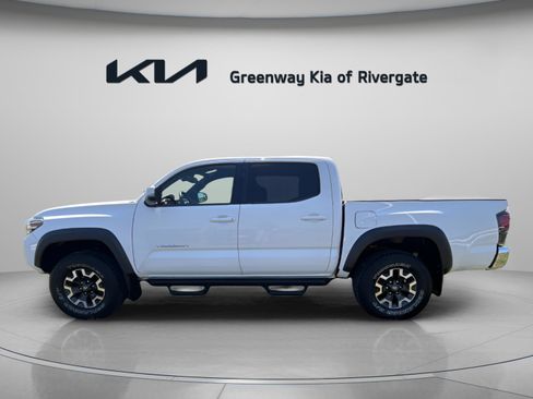 Used 2018 Toyota Tacoma TRD Off-Road AWD/4WD image 4