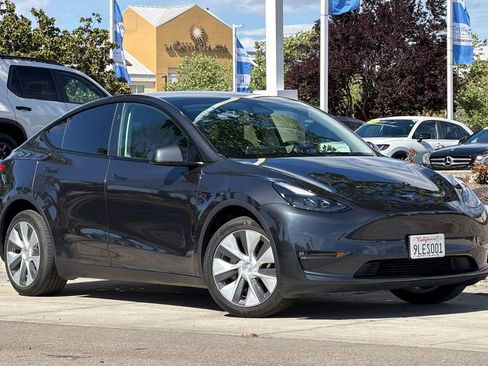Used 2024 Tesla Model Y Long Range image 2