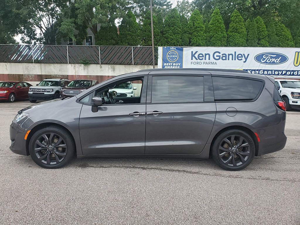 Used 2019 Chrysler Pacifica Touring-L w/ Premium Audio Group FWD image 2