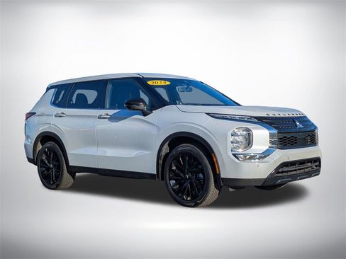 Used 2024 Mitsubishi Outlander FWD image 2