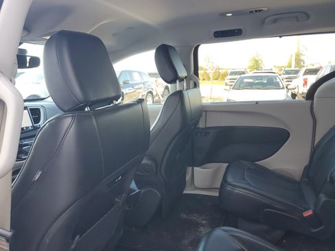 Used 2024 Chrysler Pacifica Touring-L image 14