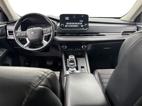 Used 2023 Mitsubishi Outlander SE image 12