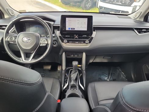 Used 2023 Toyota Corolla Cross XLE w/ Convenience Package FWD image 16