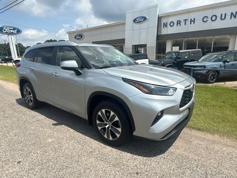 Used 2023 Toyota Highlander XLE AWD/4WD image 2