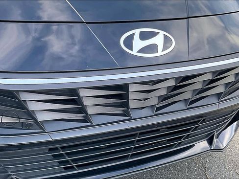 Used 2024 Hyundai Elantra SE image 31