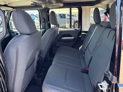 Used 2025 Jeep Wrangler Unlimited Sahara AWD/4WD image 25