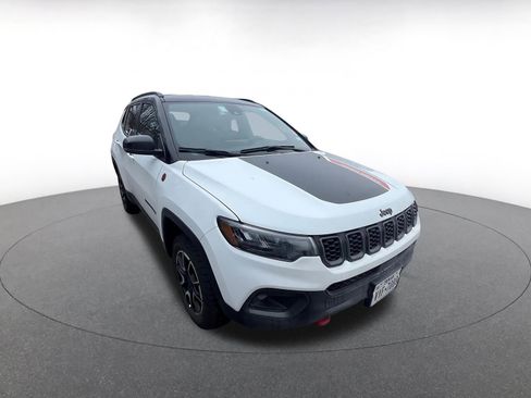 Used 2025 Jeep Compass Trailhawk image 3