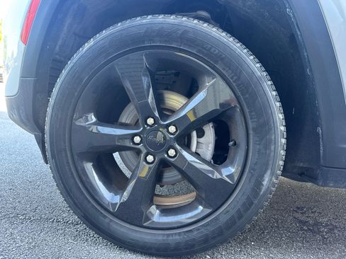 Used 2023 Jeep Grand Cherokee Altitude AWD/4WD image 13