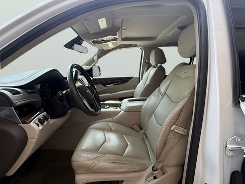 Used 2017 Cadillac Escalade Luxury AWD/4WD image 11