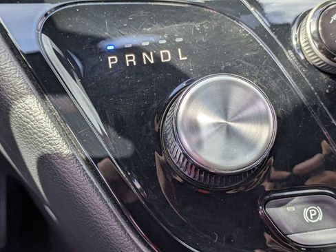 Used 2025 Chrysler Pacifica Select image 22