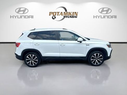 Used 2022 Volkswagen Taos SE FWD image 4