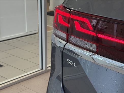 Used 2024 Volkswagen Atlas SEL Premium R-Line AWD/4WD image 7