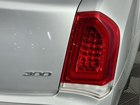 Used 2019 Chrysler 300 Touring RWD image 11