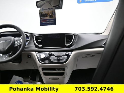 Used 2024 Chrysler Pacifica Touring-L image 9
