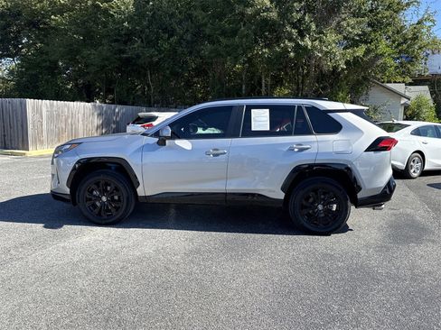 Used 2022 Toyota RAV4 SE w/ Convenience Package image 2